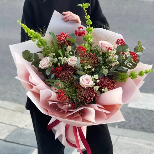 Букет "Вернисаж" из калины, хризантем Бигоуди, молюцеллы, паникума, роз и астранции в Рузе