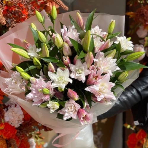 Букет из 11 ароматных пионовидных лилий в Рузе