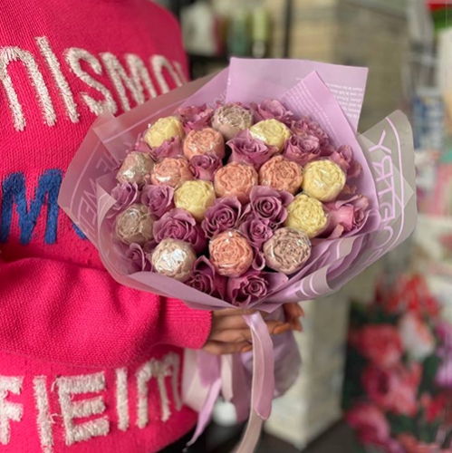 Букет из роз и шоколадных пионов в Рузе