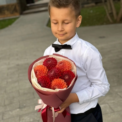 Букет из 7 сезонных георгин в Рузе