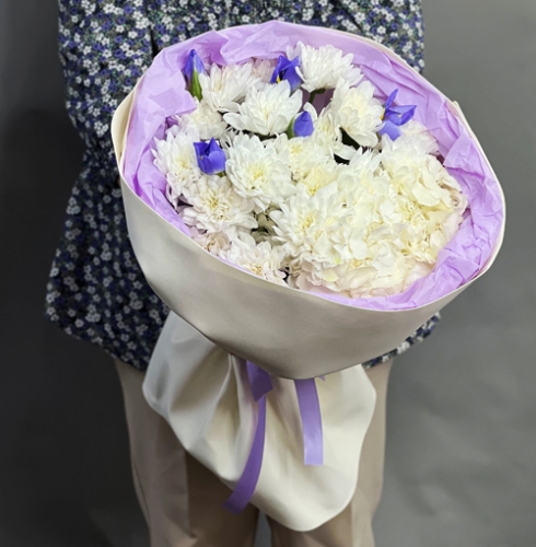 Букет "Грация" из ирисов, гортензии и кустовых хризантем в Рузе