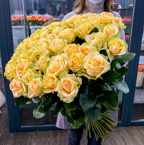 75 роз Аваланж (70 см) в Рузе