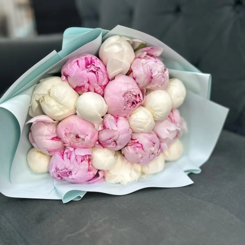 Микс из 19 бело-розовых пионов в Рузе