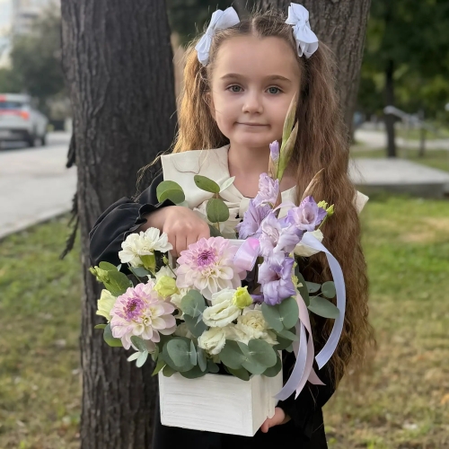 Композиция с георгинами на 1 сентября в белом ящике в Рузе