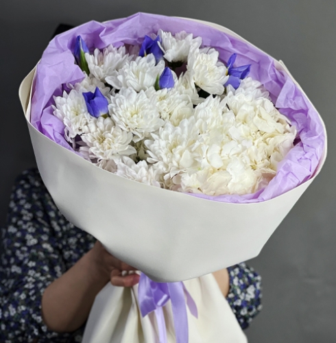 Букет "Грация" из ирисов, гортензии и кустовых хризантем в Рузе