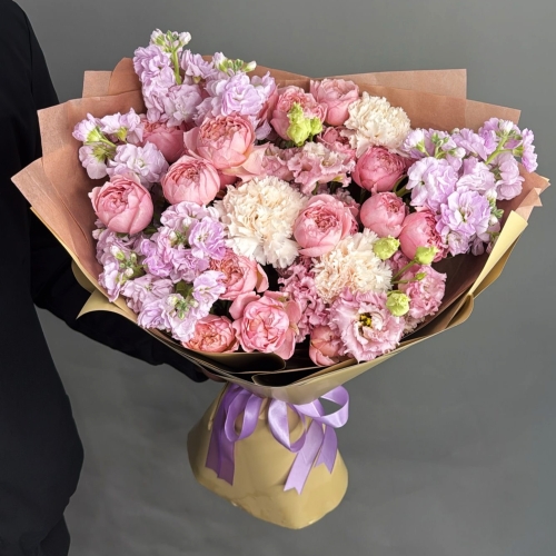 Букет "Амели" из ароматных маттиол, пионовидных кустовых роз Джульетта  эустом и диантусов в Рузе