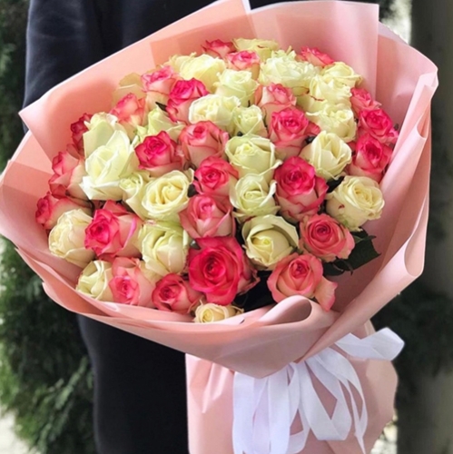 Букет "Первый поцелуй" из 59 Джумилии и белых роз микс (50 см) в Рузе