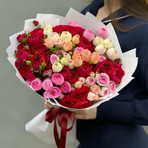 Букет из 15 разноцветных веток кустовых роз в Рузе
