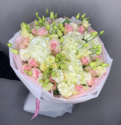 Букет "София" из гортензий, эустом и роз в Рузе