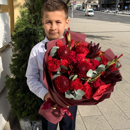 Букет с георгинами, розами и леукадендроном в Рузе