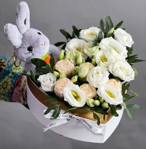 Композиция в коробке сердца из шоколадных пионов и эустом в Рузе